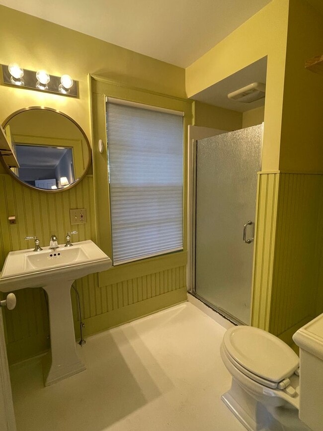 Building Photo - Charming 5-Bedroom 3.5 bath Home for Rent ...