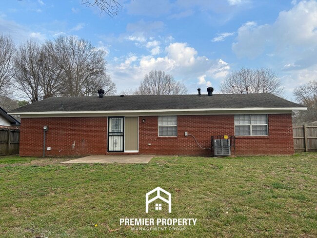 Building Photo - Spacious 4BR Home with Formal Dining, Fenced Yard & Garage in Southaven