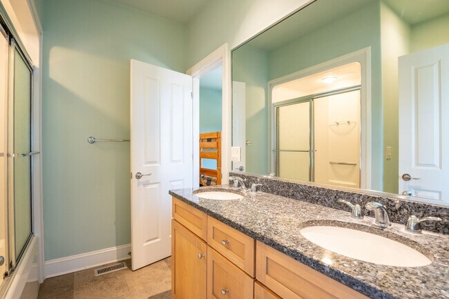 Building Photo - RENT MONTHLY THIS AMAZING HOME THIS OFF-SEASON