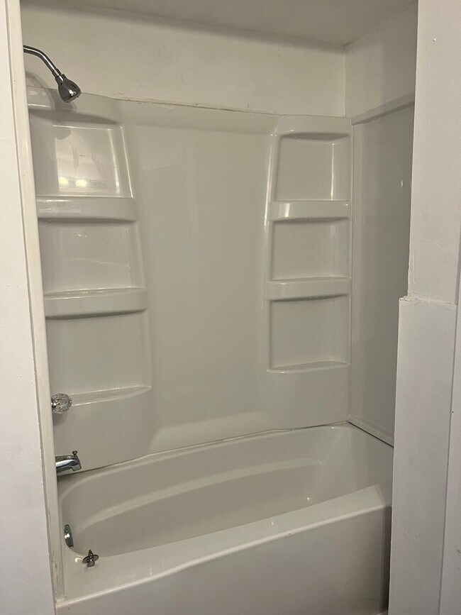 Building Photo - 3 Bedrooms, 1 Bathrooms Single Family Home...