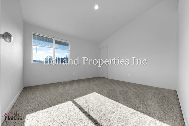 Building Photo - 9055 SW Sagert St