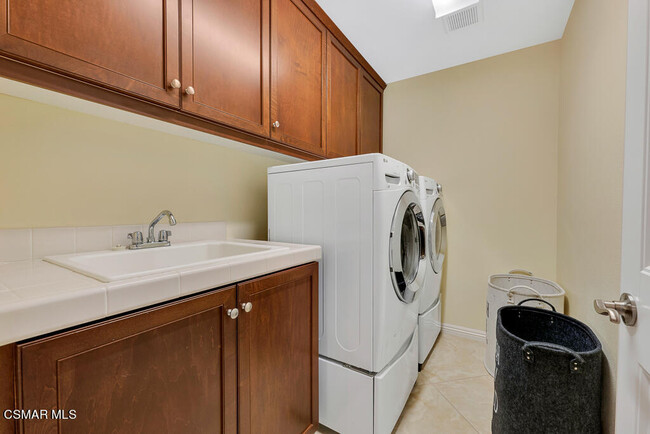 Building Photo - 1510 Silver Shadow Dr