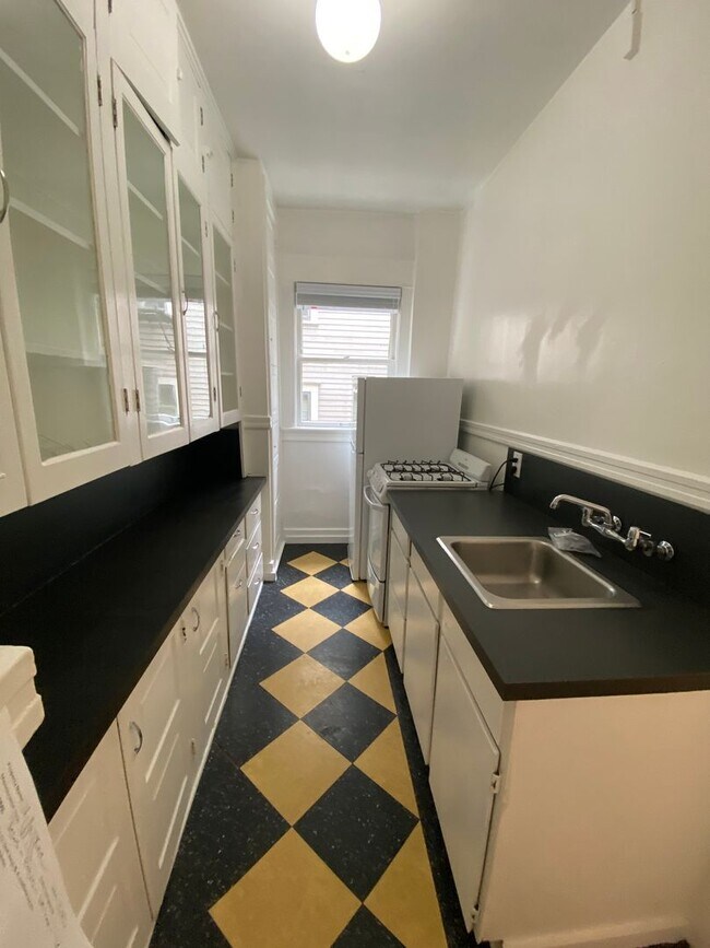 Building Photo - Top floor 1 BR with LOTS of natural light in trendy NW 23rd District!
