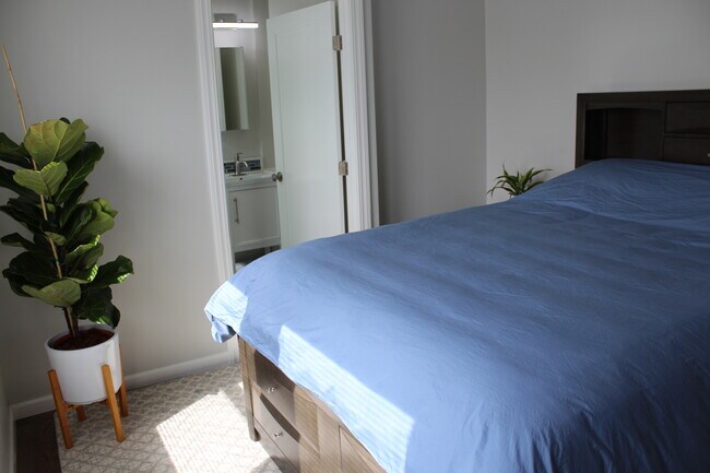 Primary bedroom with en suite bathroom - 3321 West St