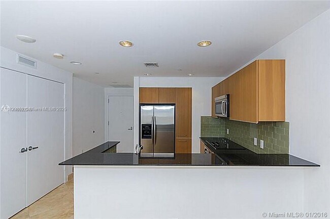 Building Photo - 1060 Brickell Ave