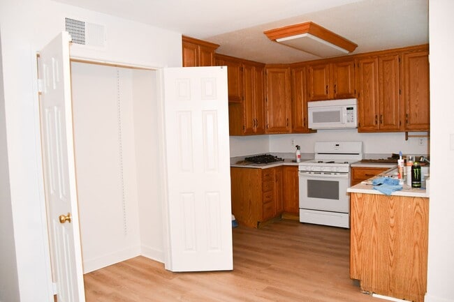 Building Photo - 1271 N Mosswood Dr