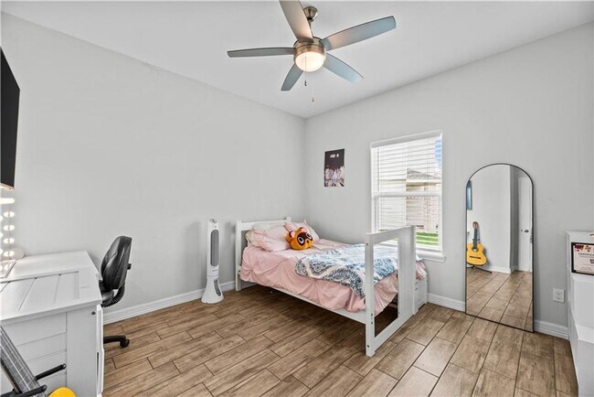 Building Photo - 4 Bedroom | 3 Bathroom | Centrally Located