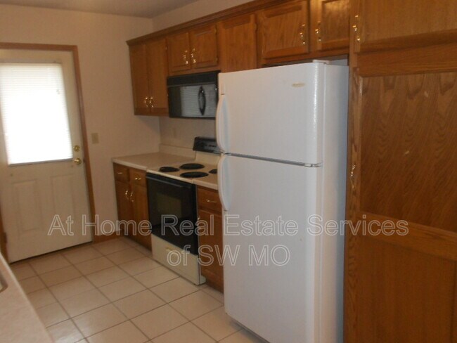 Building Photo - 807 Foxx Dr