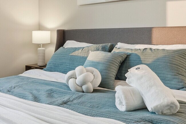 Building Photo - 6044 N Winthrop Ave