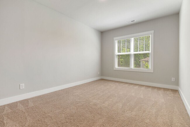 Building Photo - 500 Kings Lake Wy