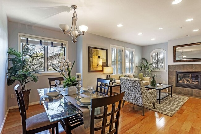 Building Photo - Gorgeous Spacious TownHome in Downtown Mou...