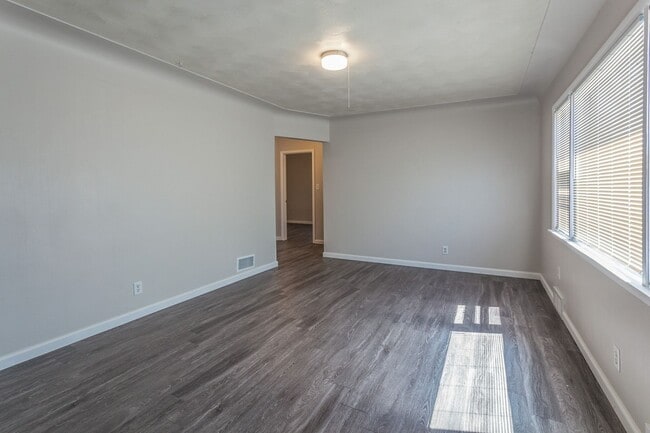 Building Photo - 2327 W 6th St