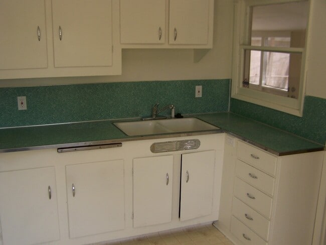 Building Photo - 2 Bed +1 Bath SINGLE FAMILY HOME + HUGE ba...
