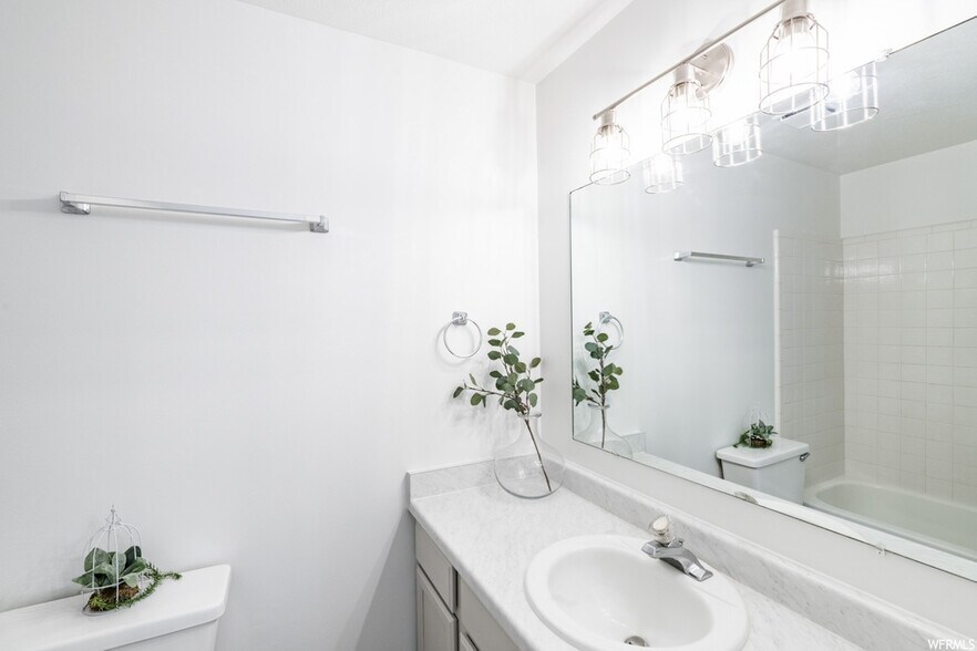 Bathroom 1 - 822 E Gatewood Dr