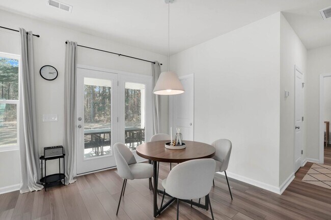 Building Photo - Bright & Welcoming 5-Bedroom Home in Richmond Hill, GA