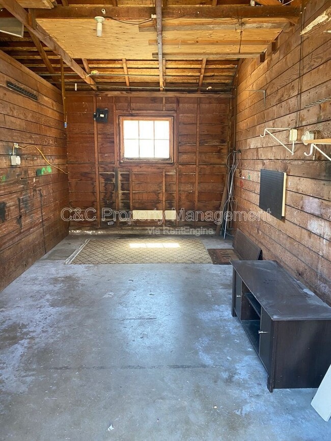 Building Photo - 105 W Curtis St