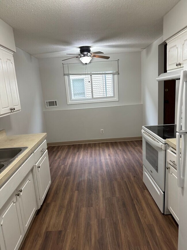 Building Photo - 1 bedroom 1 Bathroom Lower of Level Duplex...