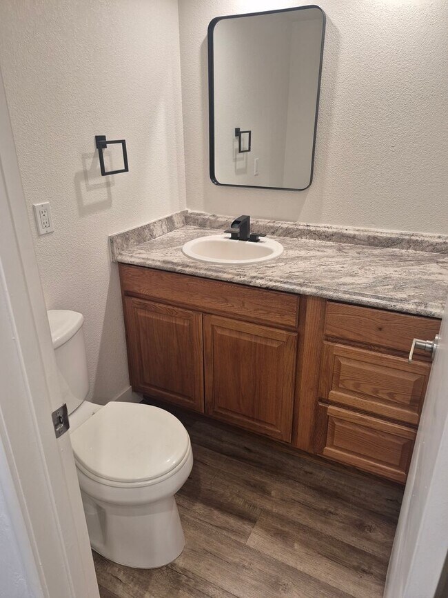 Building Photo - 3 Bedroom 2.5 Bath Carmichael Condo