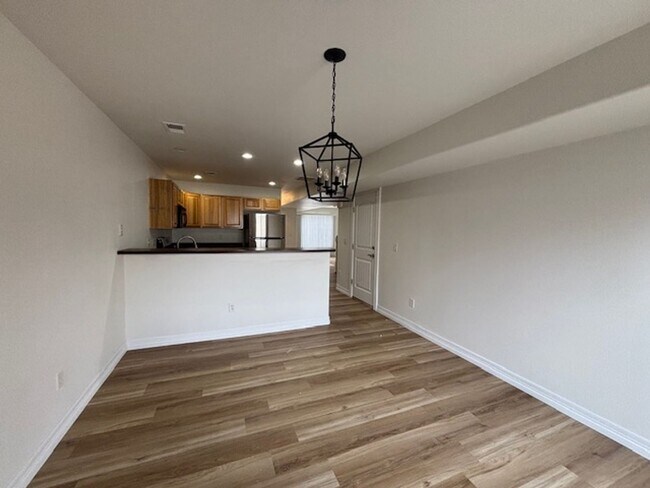 Building Photo - 4 Bedroom 3.5 Bath Townhouse Near Dell Ran...