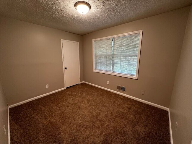 Building Photo - 1015 Cedar Ave