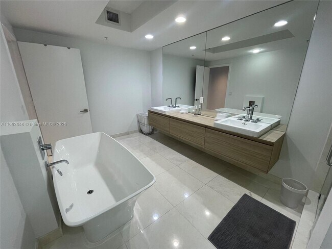 Building Photo - 17301 Biscayne Blvd