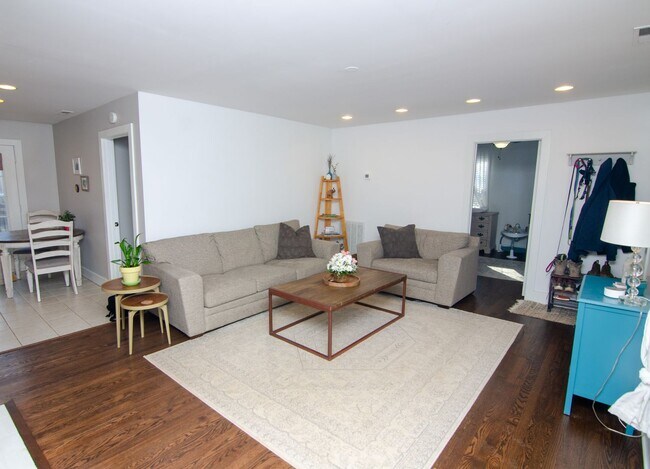 Building Photo - Beautiful home in Hillsboro Village