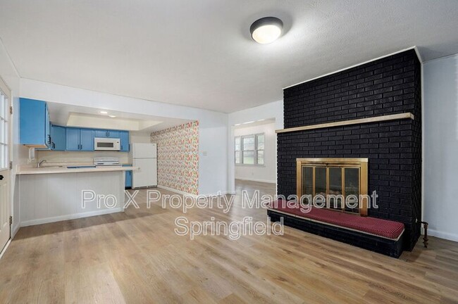 Building Photo - 906 N Belview Ave