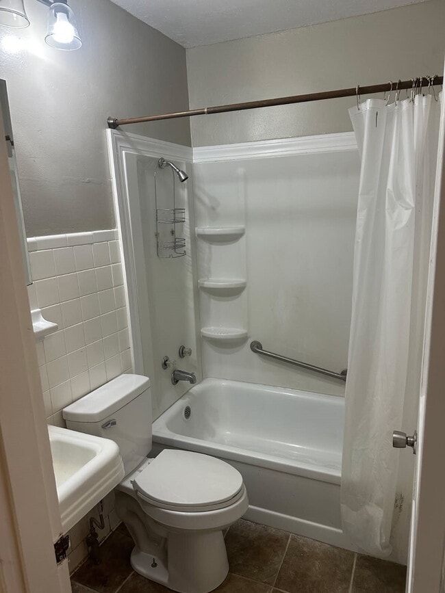 Building Photo - "Charming 3-Bedroom 1.5- Bath with Spaciou...