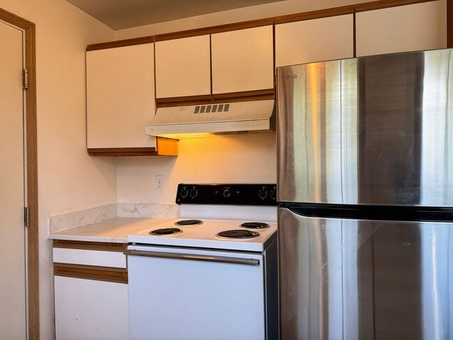 Building Photo - Freshly recently updated 3-bedroom 2-bathroom duplex with garage!