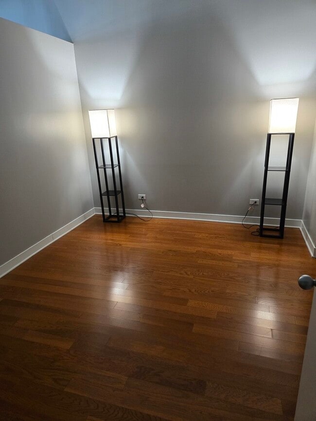 Building Photo - 811 W 15th Pl