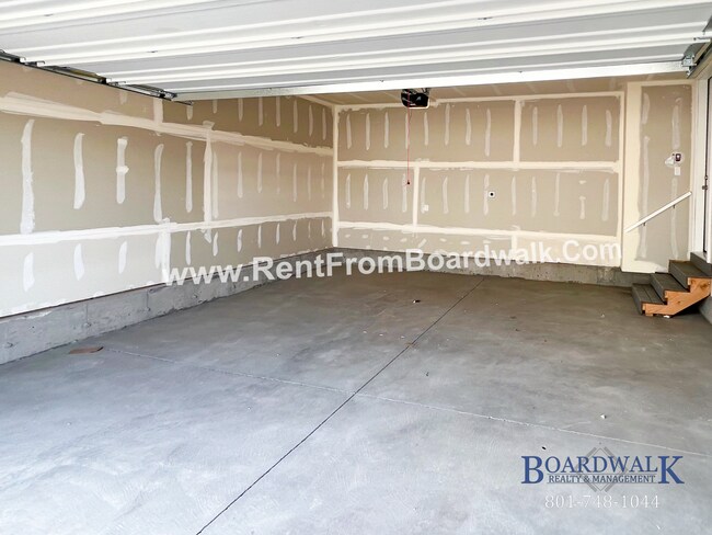 Building Photo - Modern Town Home in Highland!