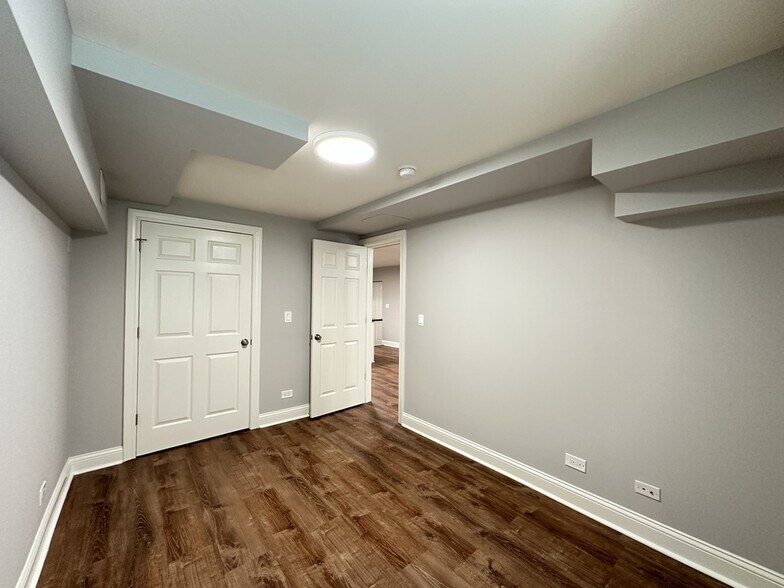 Building Photo - 5748 N Winthrop Ave