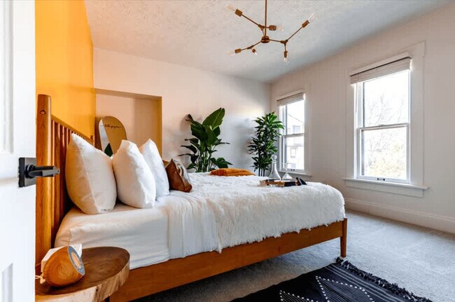 Building Photo - 313 W 4th Ave