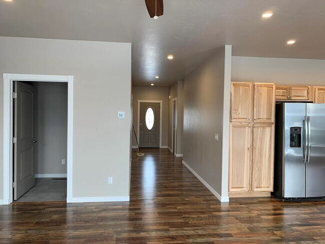Building Photo - Sigle Family in East Valley