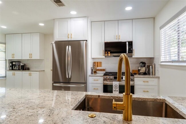 Building Photo - 4500 Sarasota Dr