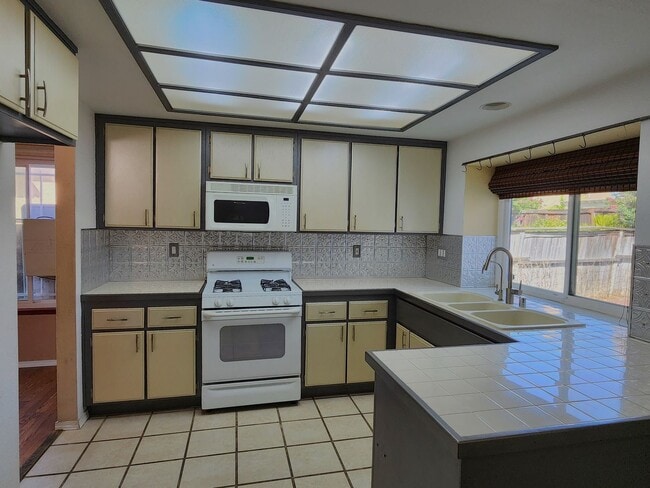 Building Photo - Great Two Story 3BD, 2.5BA Plus Bonus Room...
