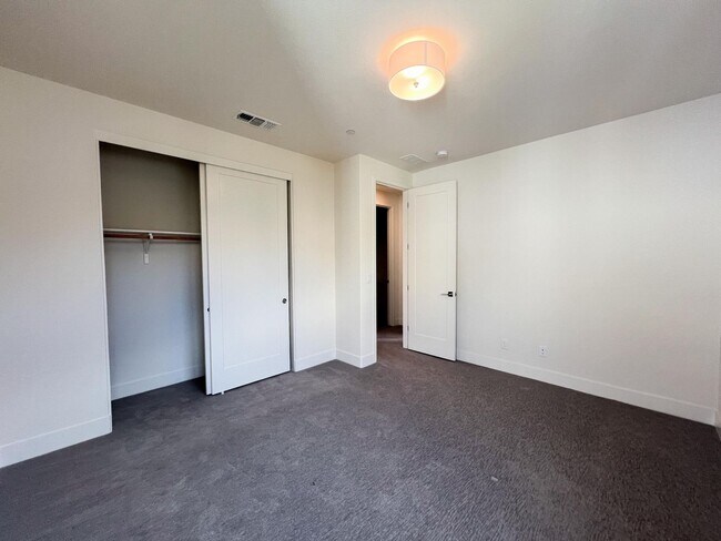 Building Photo - Newer Spacious 5 Bedroom Home Located in C...