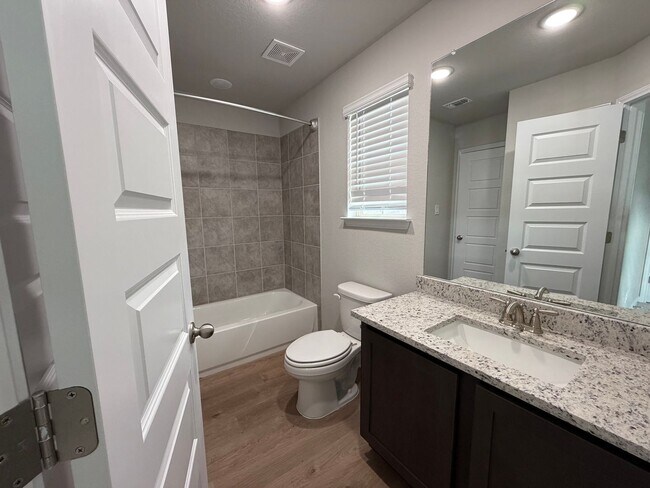 Building Photo - Modern 3/2 Townhome in NBTX