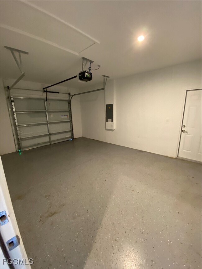 Building Photo - 2213 Hogan Dr