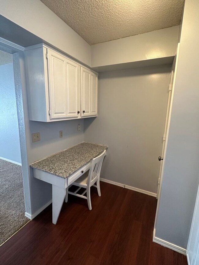 Building Photo - 2 Bed/2 Bath 2nd Floor Condo