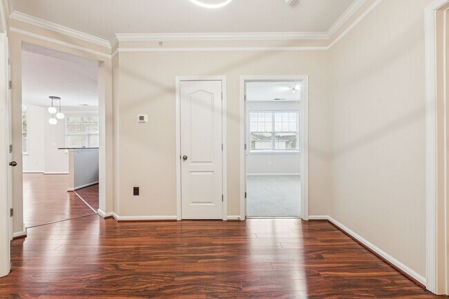 Building Photo - Riverside  Condo-RARE-Ready Now