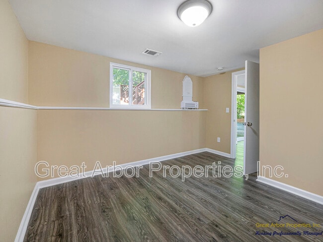 Building Photo - 3624 Maple Dr