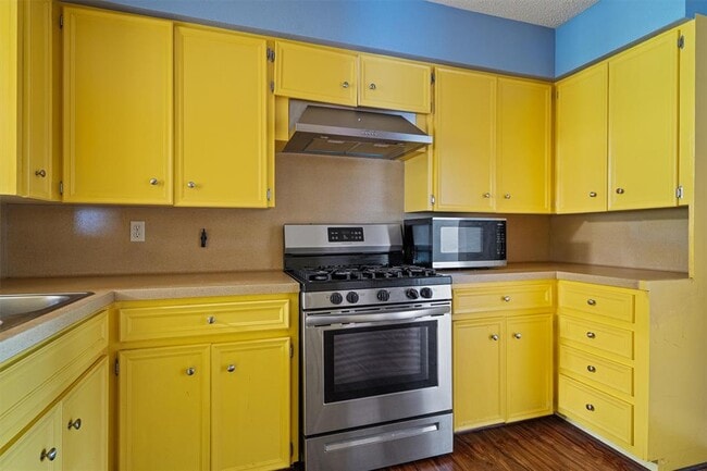 Building Photo - 2106 Allred Dr