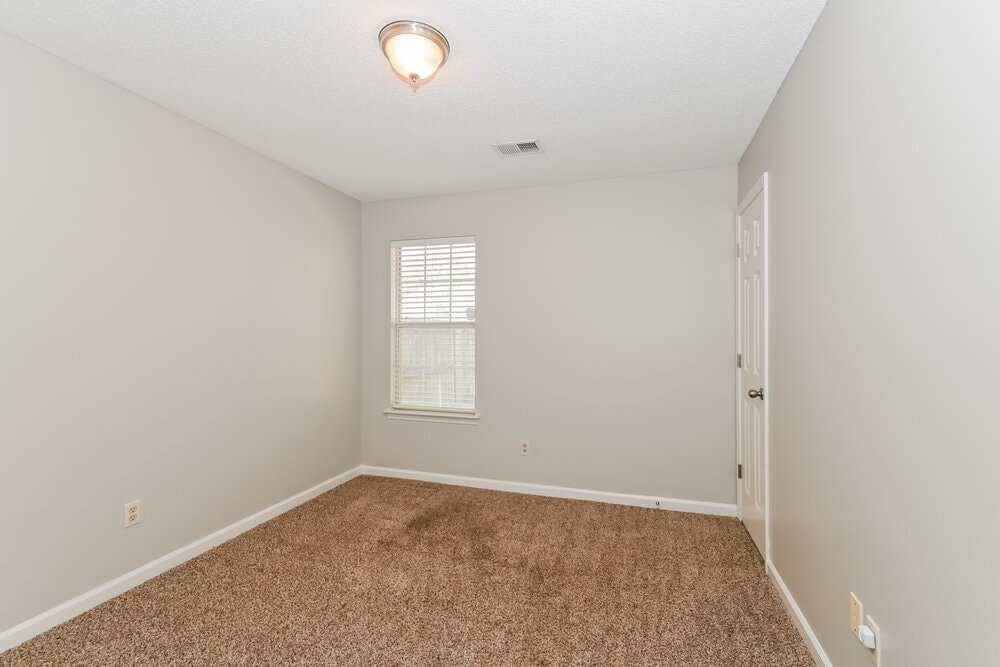 Building Photo - 8445 Clubview Dr