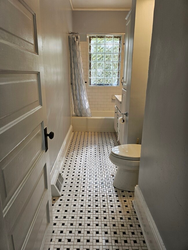 Building Photo - 920 N Church St