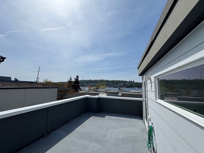 Building Photo - Modern 2 bed 2 bath townhome in Eastlake with panoramic view of Lake Union