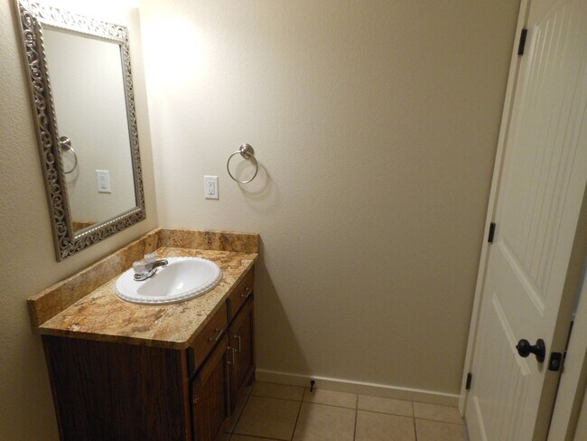 Building Photo - 2 Bedroom 1 Bath Apartment (40% 1st Month Rent BAC)