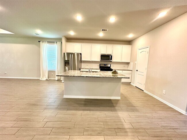 Building Photo - 8319 Divot Trce