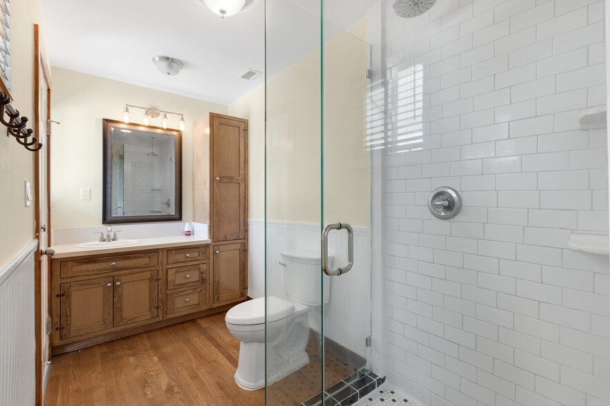 Bedroom 3 Bath - 1168 N Westmoreland Ave