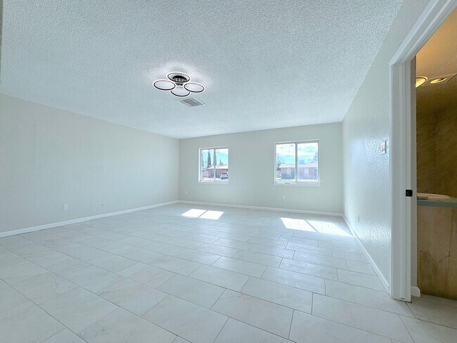 Building Photo - East El Paso 5bed/3Bath Refrig A/C with 2 Master Suites!